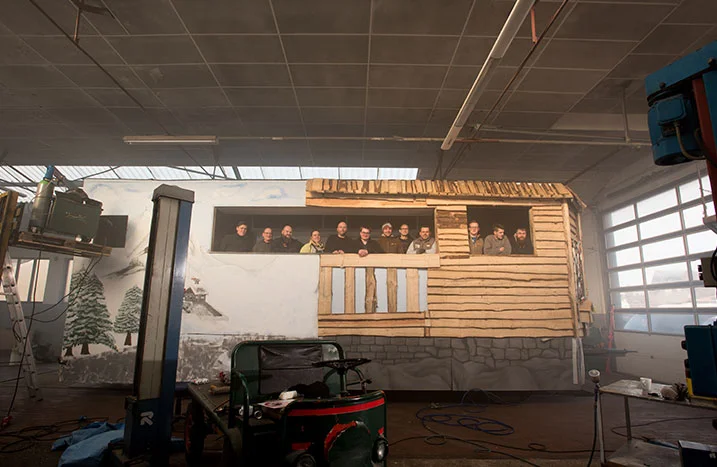 Gruppe baut Gartenhaus